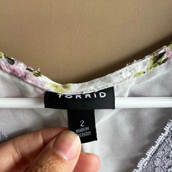 Torrid Short Sleeve Blouse -  Floral - Size 2x - Picture 2 of 5